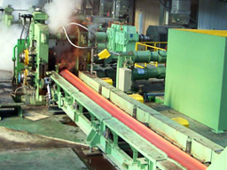 形鋼工場仕上圧延機用減速機(右側奥)
