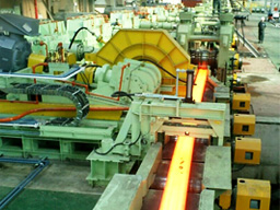形鋼工場仕上圧延ラインの減速機群(左側奥)